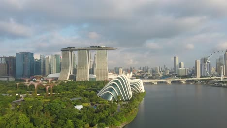 Toma-Aérea-De-Drones-Del-Estadio-Interior-De-Singapur-Durante-El-Amanecer