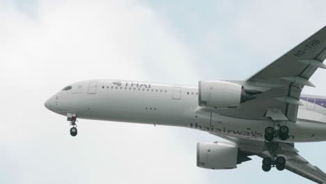 Thai-Airways-Airbus-A350-941-Hs-thb-Acercándose-Antes-De-Aterrizar-En-El-Aeropuerto-De-Suvarnabhumi-En-Bangkok-En-Tailandia