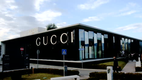 Das-Einkaufszentrum,-Leccio-Outlet-Luxusgeschäft