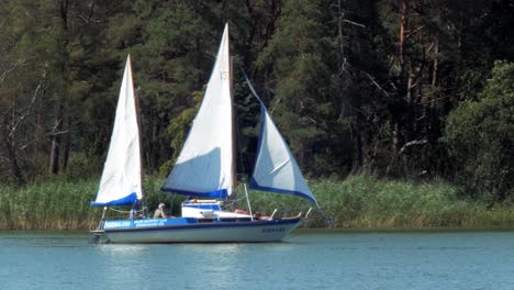 Yate-De-Dos-Mástiles-Navegando-En-El-Lago-Wdzydze-En-El-Parque-Paisajístico-Kashubian-En-El-Voivodato-De-Pomeranian