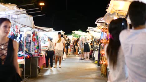 Turistas-Navegando-Y-Comprando-En-Un-Mercado-Nocturno-En-Tailandia