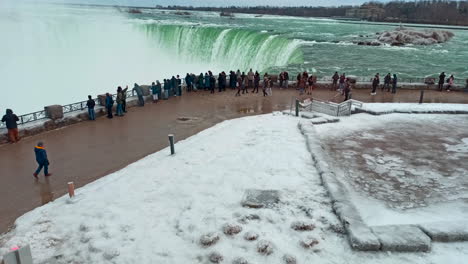Touristen,-Die-Im-Winter-Die-Berühmten-Niagarafälle-Betrachten