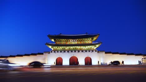 Lapso-De-Tiempo-Del-Palacio-Gyeongbokgung-Y-El-Tráfico-En-La-Noche-En-Seúl,-Corea-Del-Sur