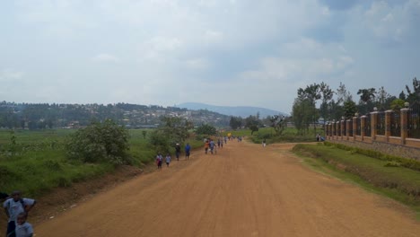 Tiro-Gimble-De-Una-Calle-En-Las-Afueras-De-Kigali,-Ruanda