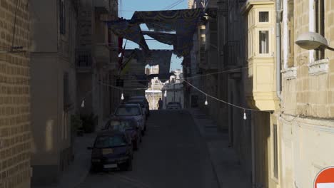 Calles-Antiguas-Y-Estrechas-De-Malta-Con-Banderas-Durante-Sus-Días-Festivos