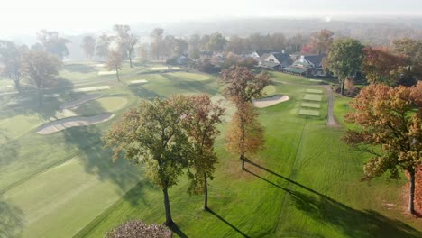 Filmische-Luftaufnahme-Des-Lancaster-Country-Club,-William-Flynn-Golfplatz-Im-Herbst