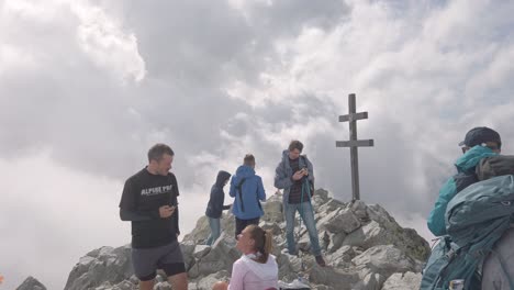 Gruppe-Touristischer-Rucksacktouristen-Auf-Dem-Gipfel-Des-Krivan-An-Einem-Bewölkten,-Nebligen-Tag