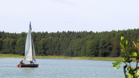 Yacht-Der-Omega-Klasse-Segelt-Im-Wdzydze-See-Im-Kaschubischen-Landschaftspark-In-Der-Woiwodschaft-Pommern
