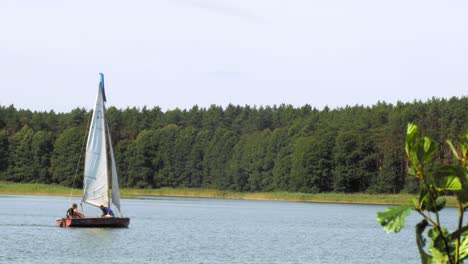 Yate-Clase-Omega-Navegando-En-El-Lago-Wdzydze-En-El-Parque-Paisajístico-Kashubian-En-El-Voivodato-De-Pomeranian