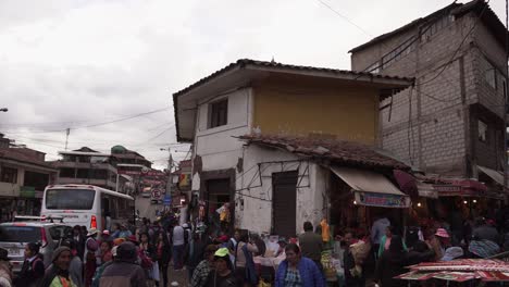 Mercado-Abarrotado-De-Lugareños-Y-Calle-Concurrida-Con-Autos-En-Cusco,-Perú