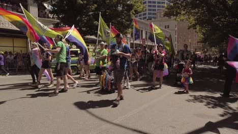 Empleados-De-Seattle-Sounders-Y-Miembros-De-La-Banda-Que-Participan-En-El-Desfile-Lgbtq-De-Seattle,-Banda-De-Marcha,-Ondeando-Banderas-Del-Arco-Iris