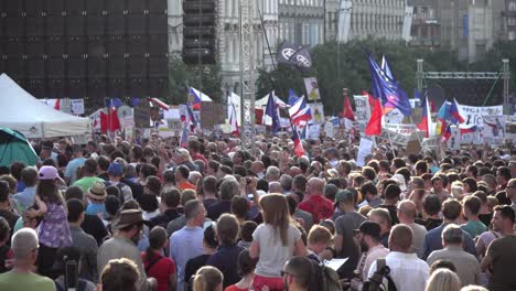 Personas-En-Manifestación-Con-Banderas-Checas-Y-Europeas