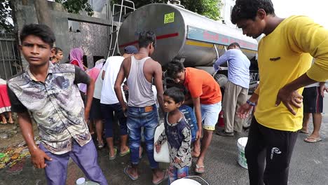 Lugareños-Llenando-Agua-Potable-Durante-La-Crisis-Del-Agua-En-Nueva-Delhi,-India