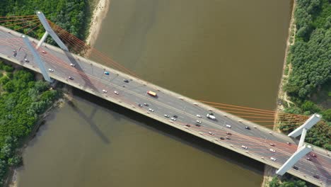 Drohnenansicht-Landschaft-Autobahnbrücke-über-Den-Fluss