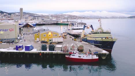 Frachtschiffe-Parkten-In-Einem-Hafen-In-Einer-Nördlichen-Stadt-Tromsø-In-Norwegen