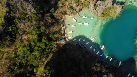 Barcos-Araña-Estacionados-En-La-Vista-Aérea-De-La-Laguna-Azul-En-Coron,-Palawan,-Filipinas