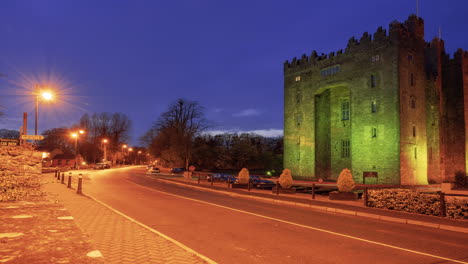 Zeitraffer-Des-Abendlichen-Straßenlebens-In-Bunratty-Castle-Im-County-Clare-In-Irland