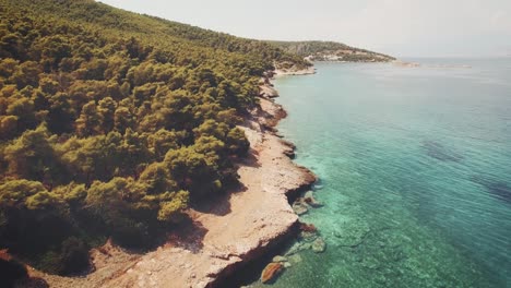 Luftaufnahmen-Eines-Exotischen-Strandes-Mit-Kristallklarem-Türkisfarbenem-Wasser-In-Griechenland-Im-Sommer-5