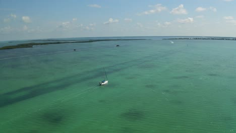 Luftaufnahme-Von-Booten-An-Einer-Bucht-Mit-Umliegenden-Inseln-In-Den-Florida-Keys