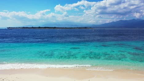 Wunderschöne-Landschaft-In-Indonesien-Mit-Blauem,-Ruhigem-Meer-Und-Wolkenverhangenem-Blauen-Himmel-Darüber---Stabile-Aufnahme