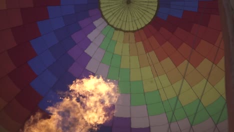 Feuer-Brennt-In-Einem-Heißluftballon-In-Zeitlupe-Mit-Buntem-Hintergrund-Im-Ballon