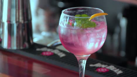 Ein-Rosafarbener-Cocktail-Mit-Minzblättern-Und-Eis,-Serviert-In-Einem-Großen-Glas