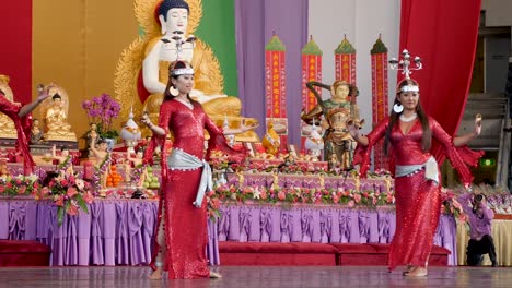 Mujeres-Indonesias-Bailando-Danza-Del-Vientre-Con-Candelabro-En-La-Cabeza-Durante-El-Festival-De-Cumpleaños-De-Buda,-Brisbane-2018