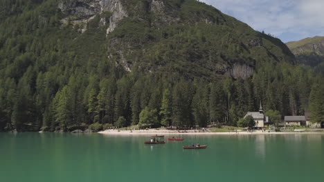 Navegantes-De-Remo-En-El-Lago-Braies,-También-Conocido-Como-Pragser-Wildsee,-Muñeca-Aérea-En-Tiro