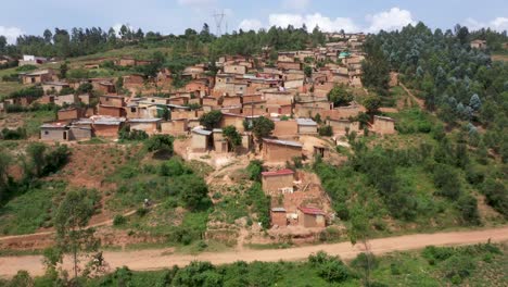 Toma-Aérea-De-Casas-En-El-Vecindario-En-Las-Afueras-De-Kigali,-Ruanda