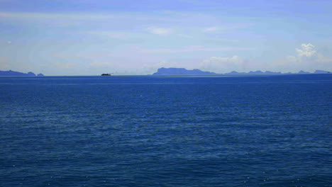 Blick-Auf-Das-Meer,-Die-Insel-Und-Den-Himmel-Vom-Meer-Aus