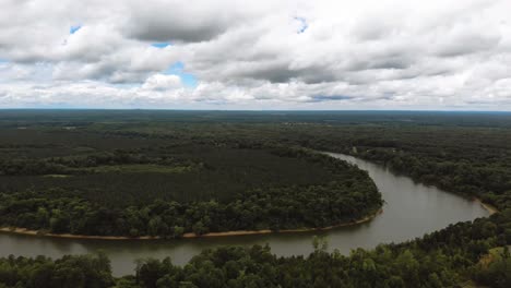 Dies-Ist-Ein-Zeitraffer-Eines-Bewölkten-Tages-über-Einer-Biegung-Des-Black-Warrior-River,-Der-Durch-Den-Bundesstaat-Alabama-Fließt