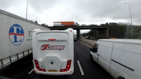 Lapso-De-Tiempo-De-Un-Parabrisas-Hgv-Conduciendo-Sobre-El-Puente-Qe2-De-Cruce-De-Dartford,-De-Essex-A-Kent