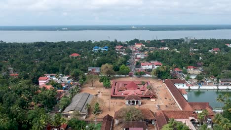 Luftaufnahme-Eines-Indischen-Tempels-In-Kerala,-Indische-Tempelarchitektur,-See-Dahinter