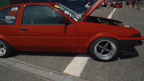 Tiro-De-Arco-De-Un-Coche-De-Exhibición-Rojo-Y-Fresco-Toyota-Ae86-Hatchback