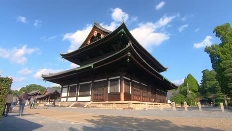 Time-lapse-of-tourist-in-front-of-Nanmei-in-Temple-in-Kyoto,-Japan,-Asia