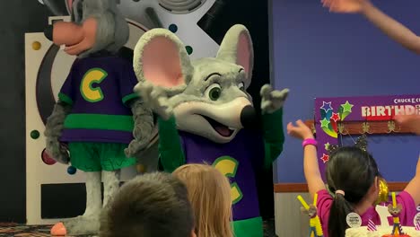 Niños-Celebrando-Una-Fiesta-De-Cumpleaños-En-Chuck-E