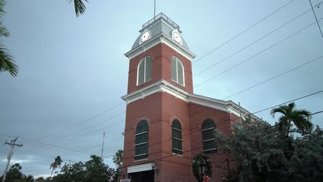 Cámara-De-Comercio-De-Key-West-En-Un-Día-Nublado-Con-Poste-De-Calle-En-Primer-Plano