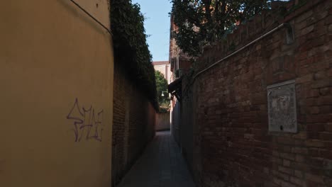 Beautiful-narrow-streets-of-the-Venice,-Italy