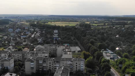 Luftaufnahme-Von-Gebäuden-In-Einer-Stadt-In-Osteuropa,-Umgeben-Von-Bäumen