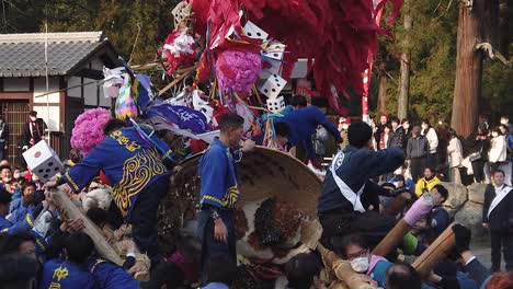 Spannender-Moment-Beim-Sagicho-Matsuri-Festival,-Wenn-Die-Festwagen-Gegeneinander-Antreten