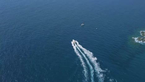 Hermosa-Lancha-Navegando-En-Un-Maravilloso-Mar-Azul,-Pequeñas-Embarcaciones-Cerca-De-La-Costa-En-Costa-Brava,-España