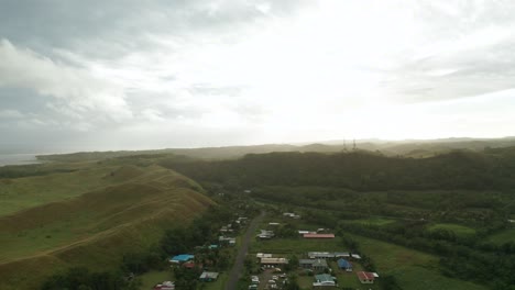 Bewölkter-Himmel-über-Dem-Sigatoka-Dorf-Am-Fuße-Des-Sigatoka-Sanddünen-Nationalparks-In-Fidschi---Schwenkaufnahme