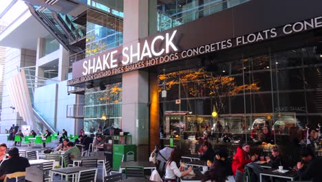 Shake-Shack-Fast-Food-Restaurant-In-Tokio,-Japan,-4K-Schwenk-Nach-Links