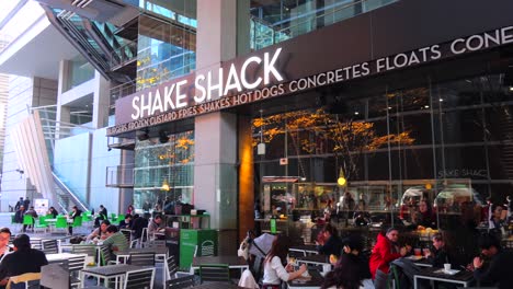 Restaurante-De-Comida-Rápida-Shake-Shack-En-La-Ciudad-De-Tokio,-Japón,-4k-Paneo-A-La-Izquierda