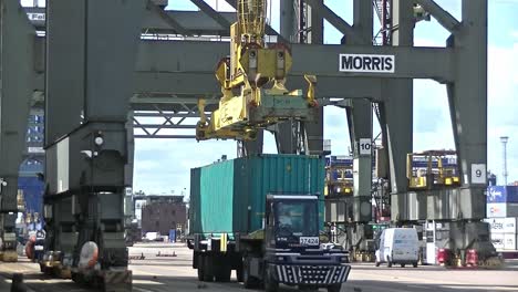 Ladung-Auf-Ein-Containerschiff-Laden