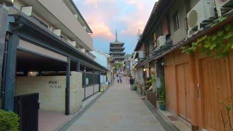 Asians-walk-down-Yasaka-Street-with-Yasaka-no-to-Pagoda-in-the-background