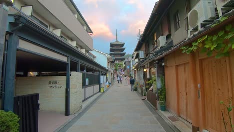 Asiaten-Gehen-Die-Yasaka-Straße-Entlang,-Im-Hintergrund-Ist-Die-Yasaka-Nein-zu-Pagode-Zu-Sehen