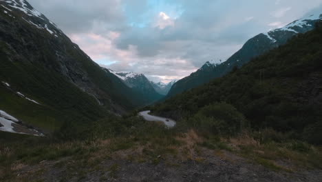 Overview-of-a-norwegian-valley-surrounded-by-mountains