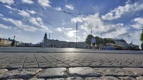 People-walking-in-Brunnsparken-on-sunny-day