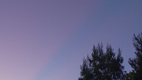 Aufnahmen-Des-Klaren-Blauen-Himmels-über-Dem-Berg-Parnitha,-Griechenland,-Während-Der-Goldenen-Stunde